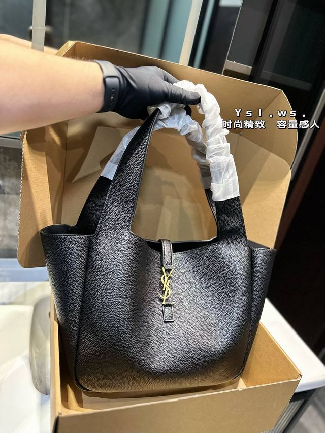 Ysl 托特包 大tote感觉太温柔了简直随意搭配都出彩#Ysi Ysl今年最亮眼的一款包包山 包身虽大，但却十分轻 盈，羊皮材质手感轻盈细腻，手工打造 Ysl