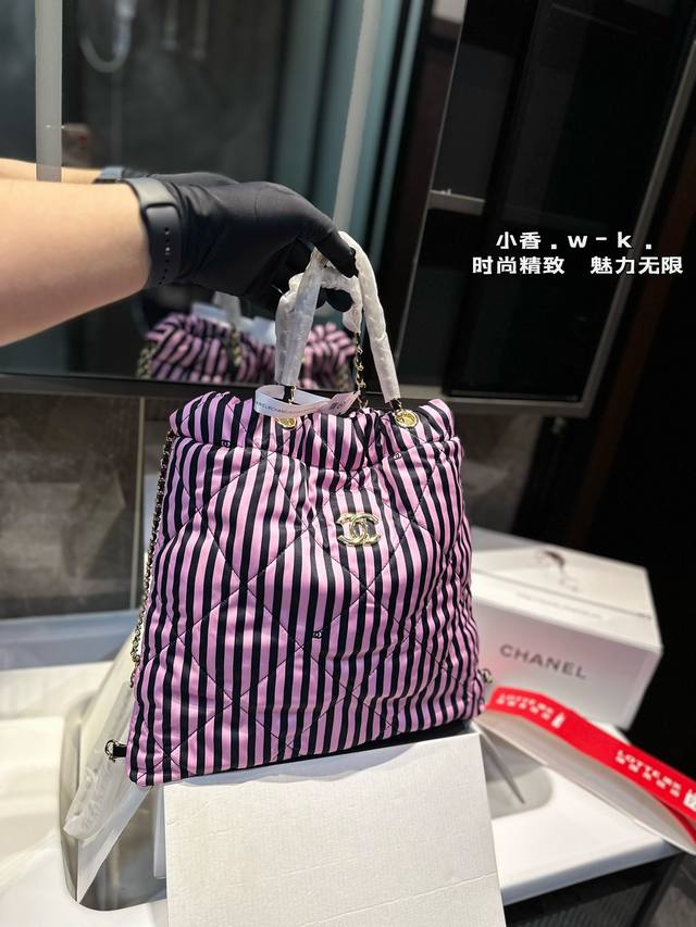 礼盒包装 Chanel Coco Beach 条纹垃圾袋双肩包 Tote 以数字命名的“垃圾袋” 年10 月，Chanel 品牌艺术总监virginie Via