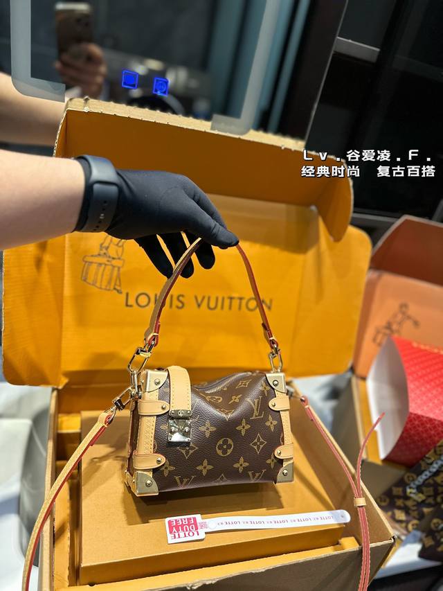 折叠飞机礼盒 Lv Side Trunk 谷爱凌 盒子包 箱子包 全新小号 24新款！是软软的小箱子 很多精致的小细节在里面 大 容量又实用又好凹造型 长短肩带