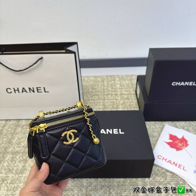 折叠盒 Chanel 香奈儿 双金球化妆包 时时刻刻展现最美的你。可单肩，斜挎，尽显女人优雅气质 是一款超级百搭的休闲链条包尺寸 ：10*7*9Cm