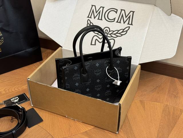 配盒 Size：25*18Cm Mcm 新款购物袋 升级版拉链款shopper 改变后的[它 你是否更爱它了！ 原单！青岛出品！