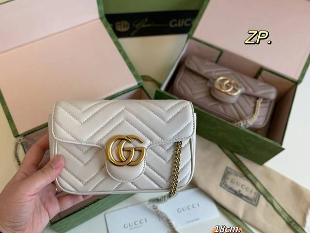 折叠盒飞机盒 Size：18×11 Gucci 古驰gg Marmont 迷你马蒙链条包 以双g标识作为点睛之笔 多种背法，给造型增加了很多变化！ 每个细节都充