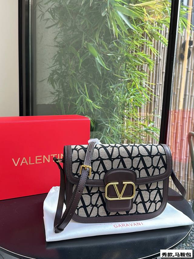 礼盒包装 华伦天奴 Valentino 秀款 Black Tie Valentino Letter Bag豆腐包 马鞍包 肩带可调节 单肩斜挎包 新赛季刚刚到来