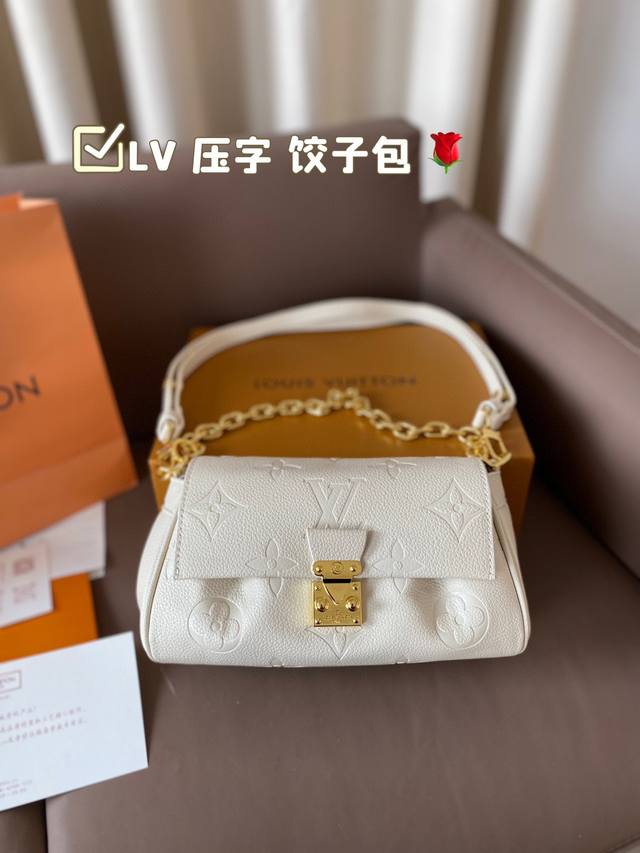 Lv 压字 饺子包 Lv 新款系列 枕头包 手袋 全网首发 Lv Speedy Nano 枕头包这款retiro 手袋以标志性 经典永恒。优雅低调的外形设计和宽