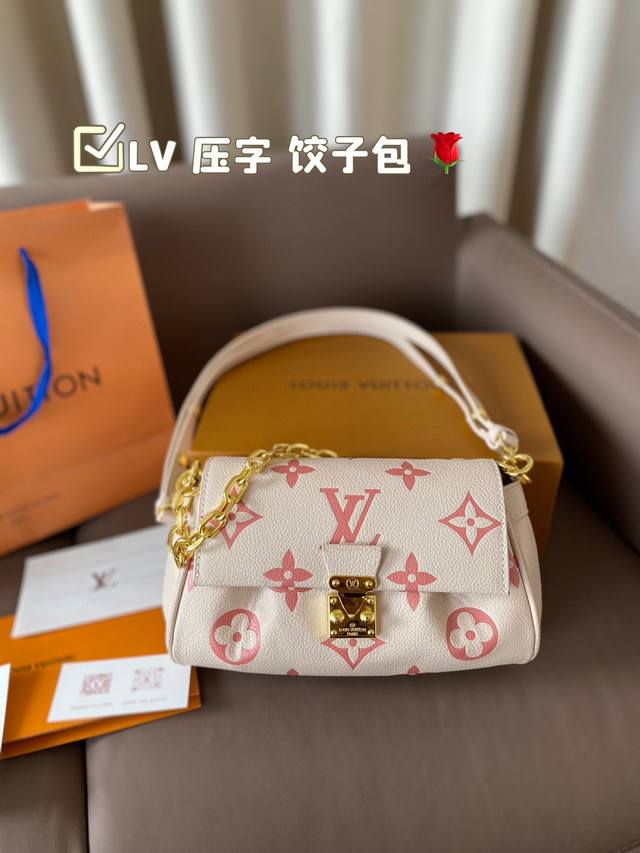 Lv 压字 饺子包 Lv 新款系列 枕头包 手袋 全网首发 Lv Speedy Nano 枕头包这款retiro 手袋以标志性 经典永恒。优雅低调的外形设计和宽