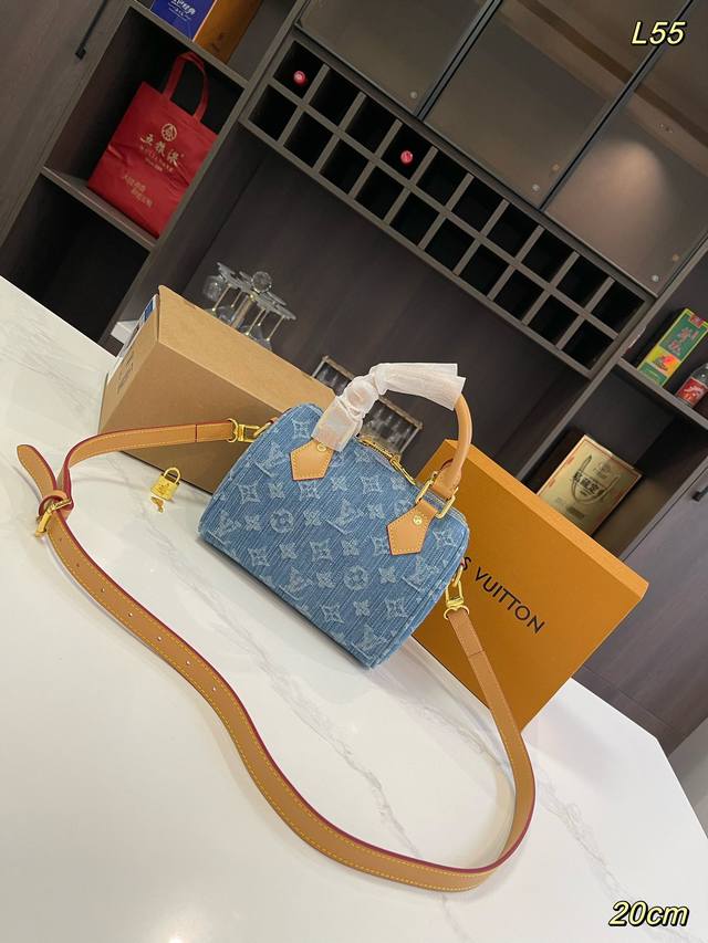 折叠礼盒飞机盒 Size：20Cm Lv Speedy 牛仔 枕头包 春夏秀款系列 这次lv的款太可了 男女都可以背的款 酷酷帅帅可可爱爱～