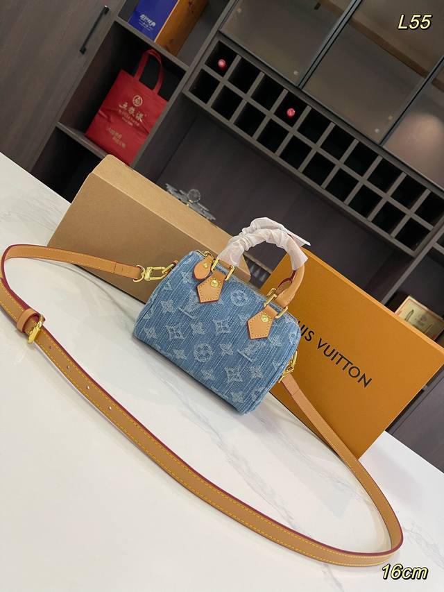 折叠礼盒飞机盒 Size：16Cm Lv Speedy 牛仔 枕头包 春夏秀款系列 这次lv的款太可了 男女都可以背的款 酷酷帅帅可可爱爱～