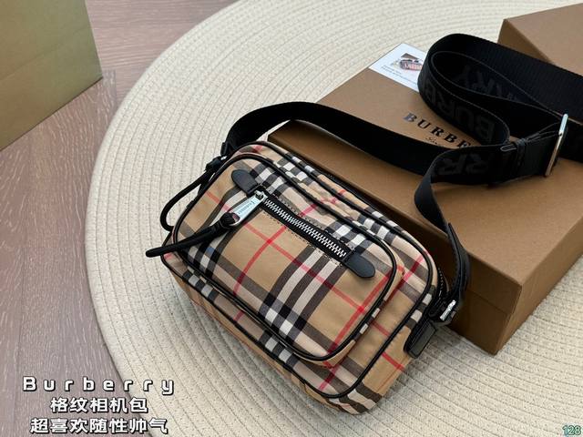 配盒 Burberry 巴宝莉相机包 男女都可以背的款式 自己背腻了还可以给男朋友 超喜欢随性帅气的包包 尺寸21 13