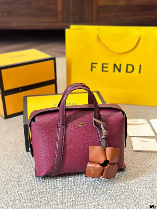 牛皮版本 配挂件 #Fendi#程潇同款 Boston 365 谁能拒绝轻巧又大容量的漂亮包包 手提斜挂都ok 肩带也是可以调节的 Fendi Boston 3