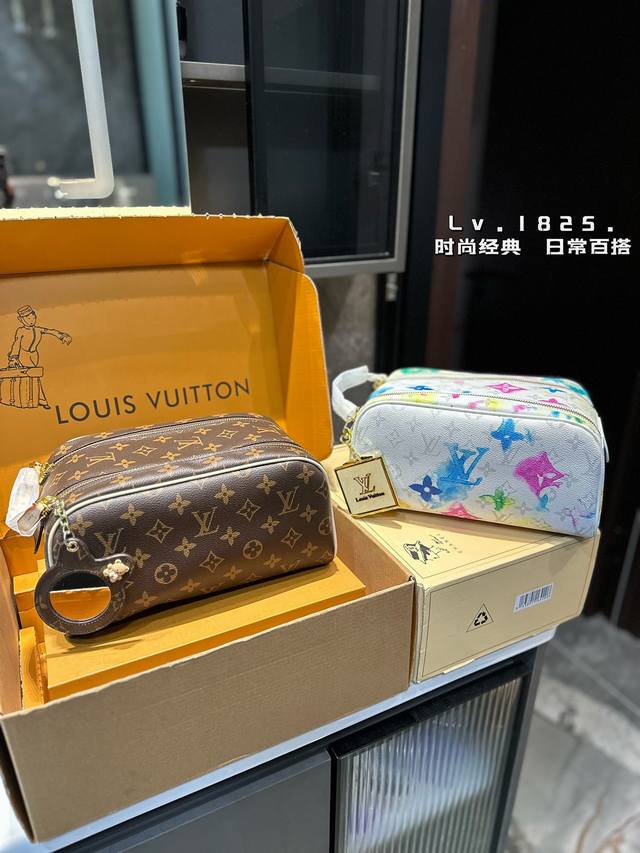 Lv 洗漱包 这世界上只有奢侈品才最懂女人！每年都会出各种化妆包造福精致girls，这款化妆包颜值高到可以直接拎出街！尺寸：23 14