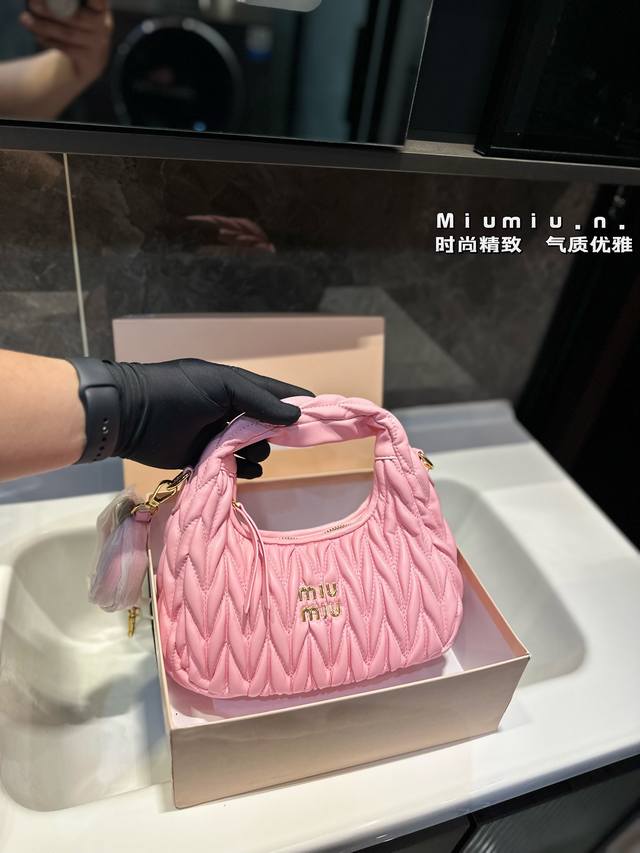 Miumiu 新品wander Hobo 腋下包 ，采用进口小羊皮纹面料，华丽 Matelasse 工艺重释软羊革托特包活力而百搭的都市风 廓形，赋予包身纹理质