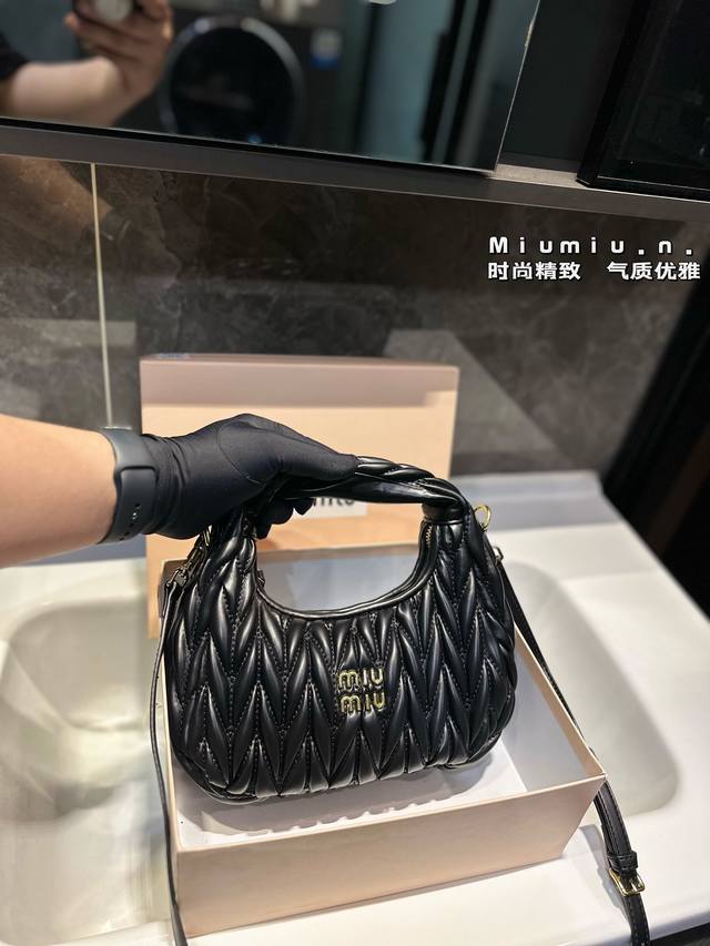 Miumiu 新品wander Hobo 腋下包 ，采用进口小羊皮纹面料，华丽 Matelasse 工艺重释软羊革托特包活力而百搭的都市风 廓形，赋予包身纹理质