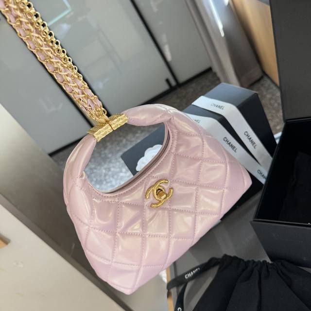 折叠礼盒包装 Chanel 香奈儿 24 新品 流苏hobo 腋下包 谁能拒绝一个能装又好看的hobo啊！ 还是羊皮黑金hobo 而且链条也很特别 虽然链条是看