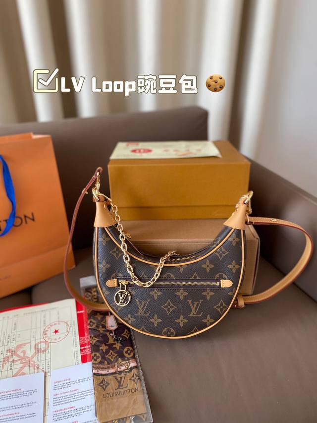 折叠盒飞机盒 Lv路易威登新款loop豌豆包 本身包型就很独特，也叫月亮包 老花设计，肩带可调节～ 腋下背、斜挎，手提都很好看！ 随意搭配，都能让你整体造型提升