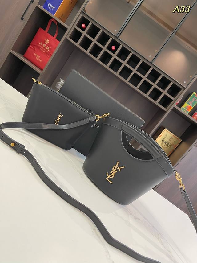 折叠礼盒 送内胆 Size：22*20Cm Ysl 圣罗兰 Leather 最新光滑皮革 托特包 菜篮子 造型托特包，全皮革内衬设计，饰以le Cassandr