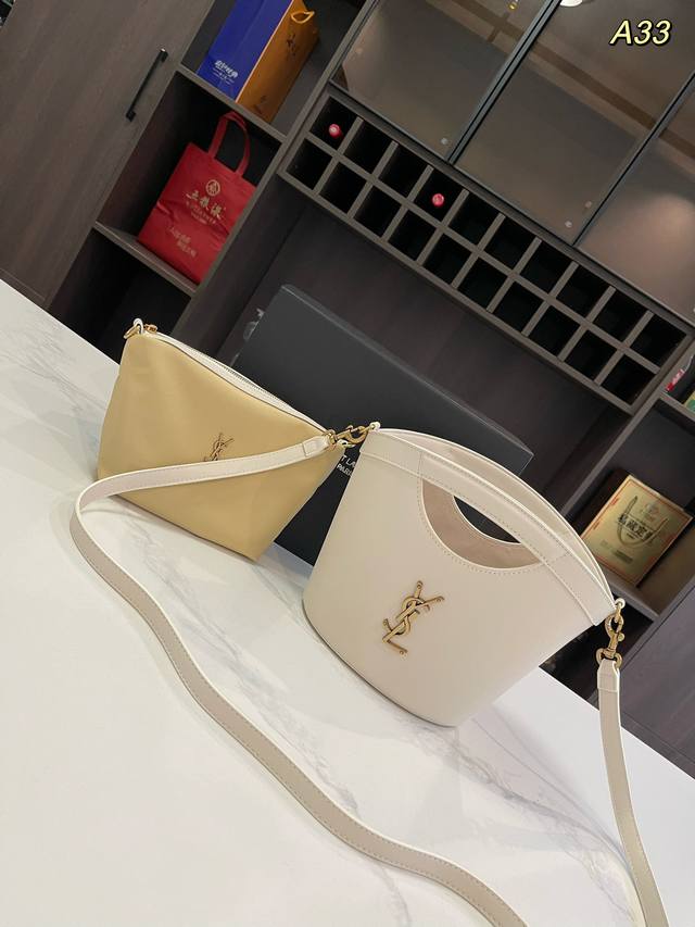 折叠礼盒 送内胆 Size：22*20Cm Ysl 圣罗兰 Leather 最新光滑皮革 托特包 菜篮子 造型托特包，全皮革内衬设计，饰以le Cassandr