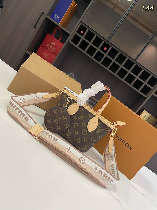 全钢五金 折叠礼盒飞机盒 Size：20*14Cm Lv Neverfull Bb 小可爱 跳码芯片版 菜篮子 Mini托特包 真的很香 颜值巨高，小巧精致但又