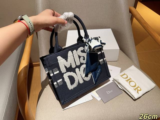 高版本配送丝巾 迪奥dior 24新品winter Miss Dior系列 Tote Book 托特包tote 绝美的梦中情包 尺寸26Cm 礼盒包装