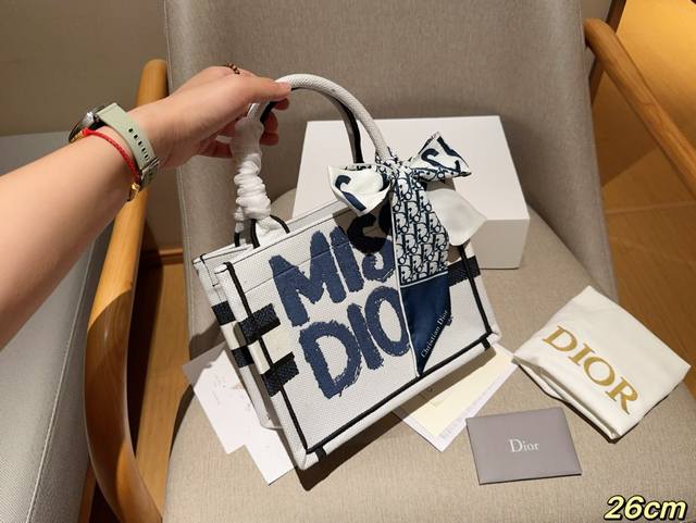 高版本配送丝巾 迪奥dior 24新品winter Miss Dior系列 Tote Book 托特包tote 绝美的梦中情包 尺寸26Cm 礼盒包装 - 点击图像关闭