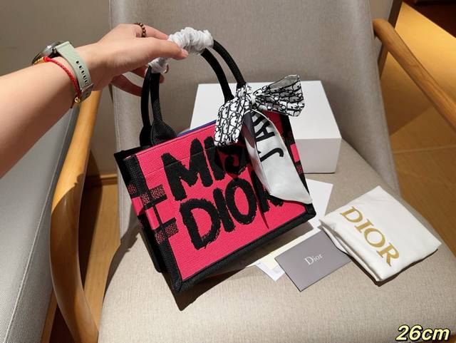 高版本配送丝巾 迪奥dior 24新品winter Miss Dior系列 Tote Book 托特包tote 绝美的梦中情包 尺寸26Cm 礼盒包装