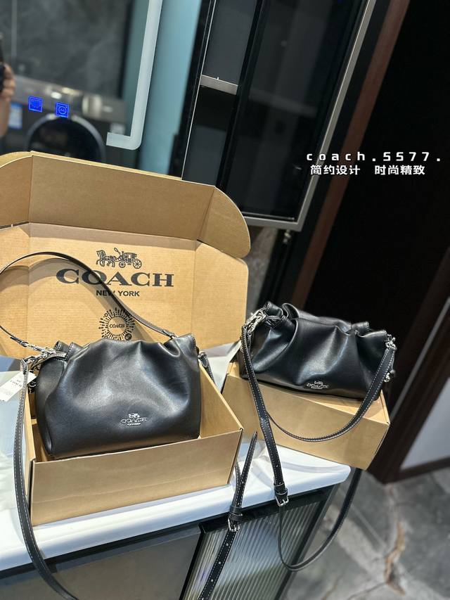 Coach 8月新款单肩背包 蔻驰新品怎么有这么好看的云朵包啊 柔软舒适的质感与云朵的形状巧妙结合 包口抽绳磁扣设计 更具设计感 包包容量也挺大的，很适合日常通