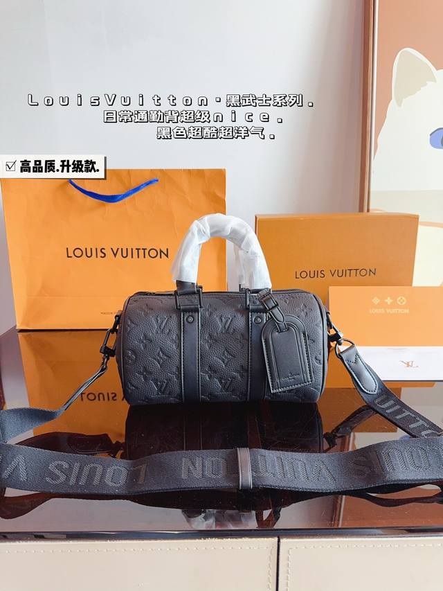 配礼盒 Lv X Nigo Keepall 25.枕头包 手袋是一款理想的都市手袋。 标志性的造型与经典的 Monogram 帆布，加之多种携带方式和奢华的天然