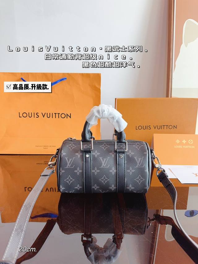 配礼盒 Lv X Nigo Keepall20 枕头包 手袋是一款理想的都市手袋。 标志性的造型与经典的 Monogram 帆布，加之多种携带方式和奢华的天然牛