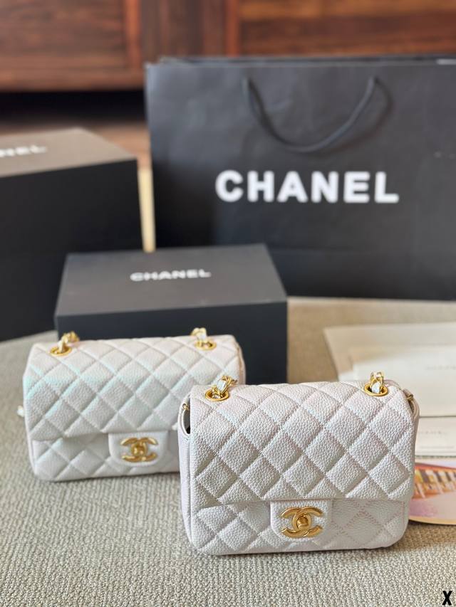 珠光 Chanel 方胖子 慵懒随性又好背 上身满满的惊喜 高级慵懒又随性 彻底心动的一只 Size：大号 20 13Cm 小号18 12Cm