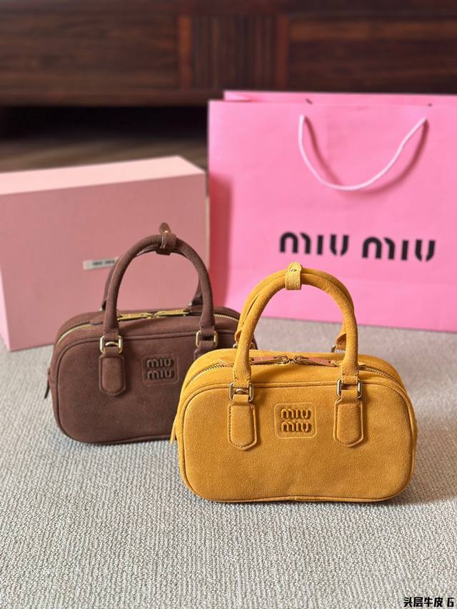 头层牛皮 Miumiu限定款相机包 简单又好看 Miumiu而且超级实用， #Miumiu新款包包 尺寸23 12Cm