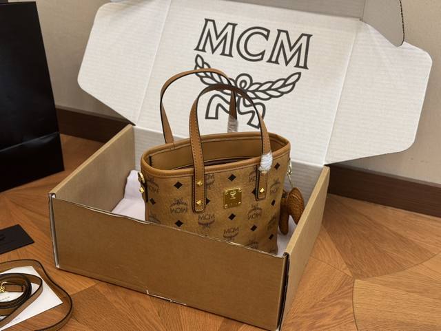 配飞机盒 Size：20*15Cm 经典 Mcm 菜篮子 原单！青岛！ 俏皮很百搭 配全套高级包装