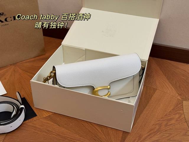 配盒子 Size：25*15Cm 百搭神器 Tabby 蔻驰 酒神tabby 奶白色 超级好看！ 五金处coach的刻字 满满的小细节 配置双肩带 牛皮品质！