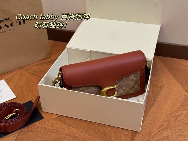 配盒子 Size：25*15Cm 百搭神器 Tabby 蔻驰 酒神tabby 奶白色 超级好看！ 五金处coach的刻字 满满的小细节 配置双肩带 牛皮品质！