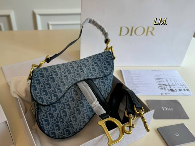 折叠盒 Size：24×20 Dior 迪奥新款丹宁牛仔马鞍包 将帅气和优雅两种不同风格碰撞一起. 融合了新一代女性的时髦与个性～ 百搭的程度可以让你惊艳且满意 - 点击图像关闭