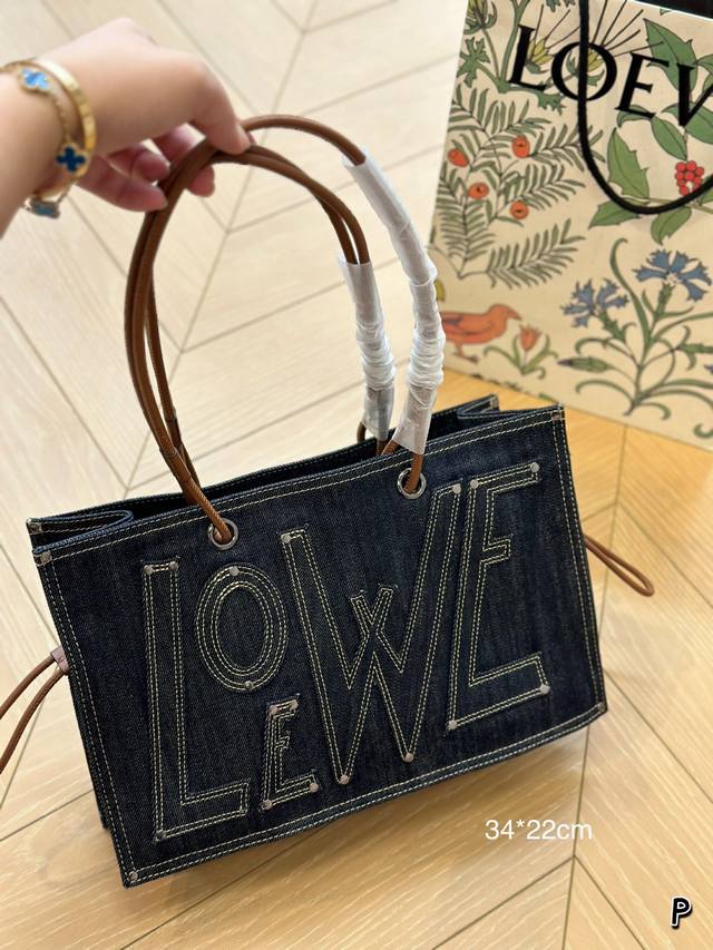 Loewe 罗意威牛仔刺绣单肩tote 第一次入loewe的包包，有被惊艳到好看极了，两面鸳鸯刺绣一边是loewe的 Logo另一面是loewe字样，超级特别牛