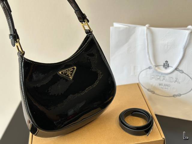 配盒 太绝了 Prada21S S黑色光面皮腋下包 Prada的尼农腋下包我一直没有入，想买皮质的。看到代购发这款的一瞬间就心动了，光面皮真的很美！包内是有内衬