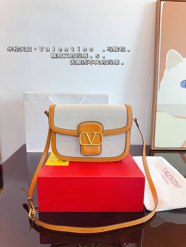 配礼盒 华伦天奴valentino 秋冬新品 马鞍斜挎包 新品bag。高端货绝对超高回头率！～高端时尚 采用进口牛皮面料！最好的五金配件！百搭实用～名媛们跟上脚