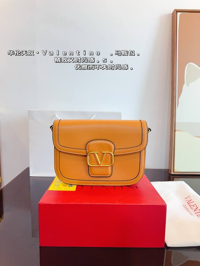 配礼盒 华伦天奴valentino 秋冬新品 马鞍斜挎包 新品bag。高端货绝对超高回头率！～高端时尚 采用进口牛皮面料！最好的五金配件！百搭实用～名媛们跟上脚