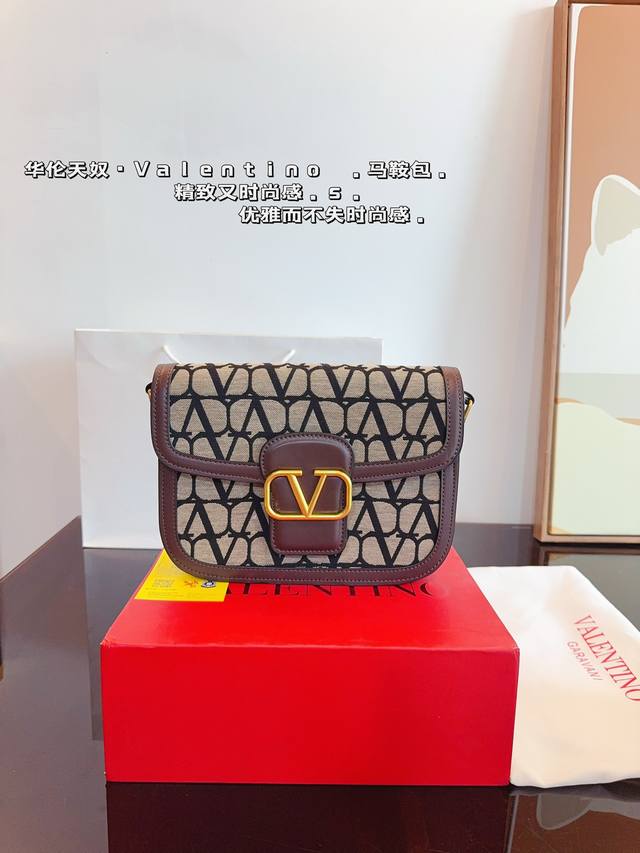 配礼盒 华伦天奴valentino 秋冬新品 马鞍斜挎包 新品bag。高端货绝对超高回头率！～高端时尚 采用进口牛皮面料！最好的五金配件！百搭实用～名媛们跟上脚