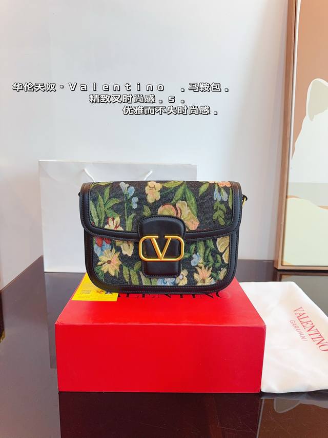 配礼盒 华伦天奴valentino 秋冬新品 马鞍斜挎包 新品bag。高端货绝对超高回头率！～高端时尚 采用进口牛皮面料！最好的五金配件！百搭实用～名媛们跟上脚