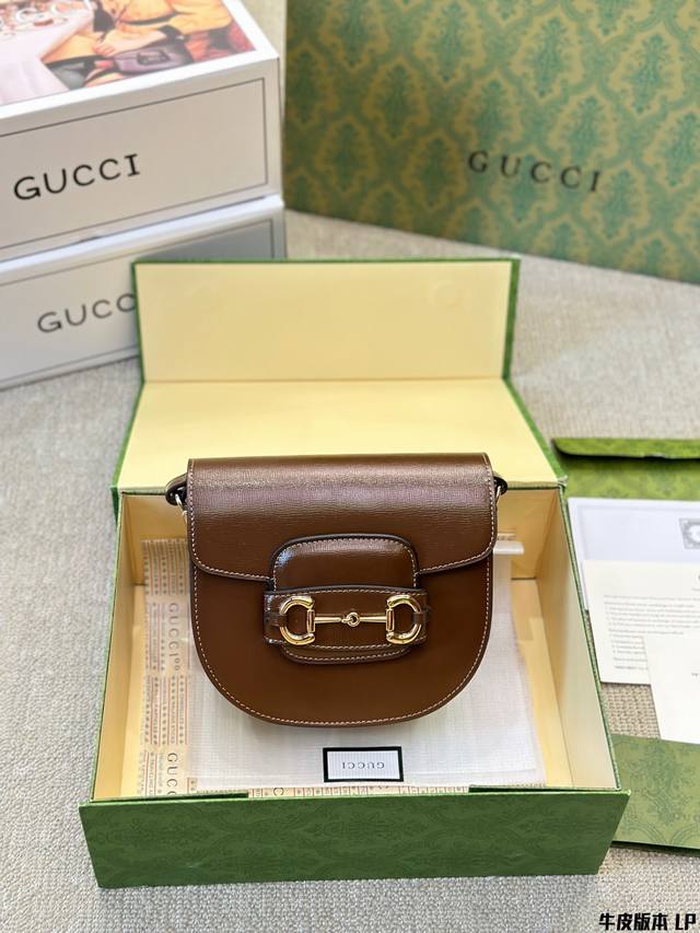 复刻版 牛皮 Gucci1955 马鞍包家族出新款啦 新款是mini半圆形肩带和经典款是一样的~ 两侧可以调节纽扣 变成斜挎 还可以腋下 ※ 最新款gucci