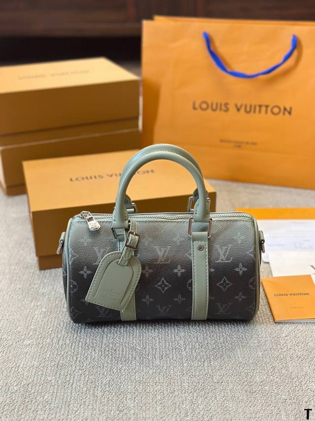 男帅女飒！！Lv Keepall25 路易威登 Keepall 25 蓝色老花有辨识度又低调 City的行李牌整个包包有不单调 尼龙宽肩带 上身也不勒肩膀 尺寸