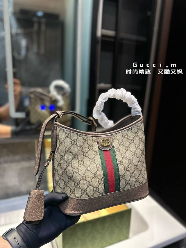 Gucci 二次回购了这只hobo慵懒风托特包！超赞~ 被同事问了n次的高级感托特包来啦的！超显贵气！ 经典 Guccigg 老花的标识，辨识度很高，材质经典耐