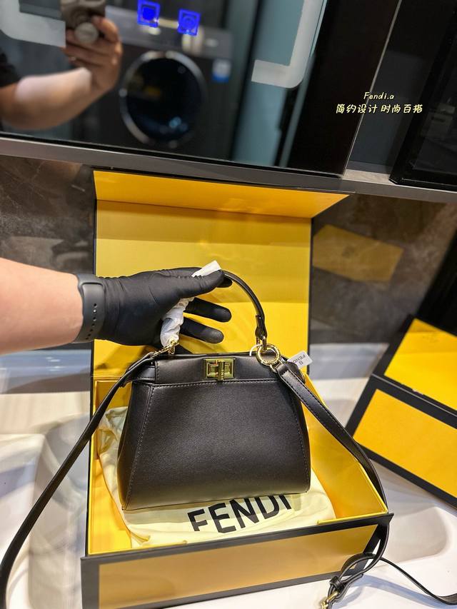 Fendi 小怪兽 芬迪 88 周年之年 Fendi手袋，质感光滑，明线剪裁修饰。两个隔层均以经典peekaboo转锁开合。硬隔板并设有一个拉链口袋。单手柄，镀