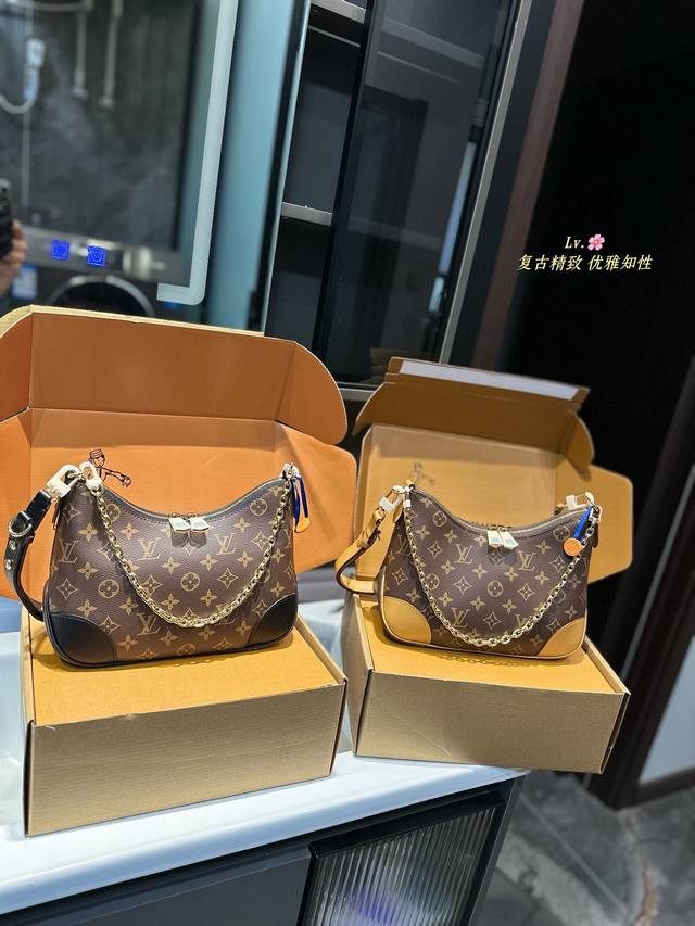 Lv Boulogne邮差包 牛角包 新款的 Boulogne Size 对比之前小了，但完全不影响它的容量。设计上多加了金色链条 发8，增添时尚感之余，也让包