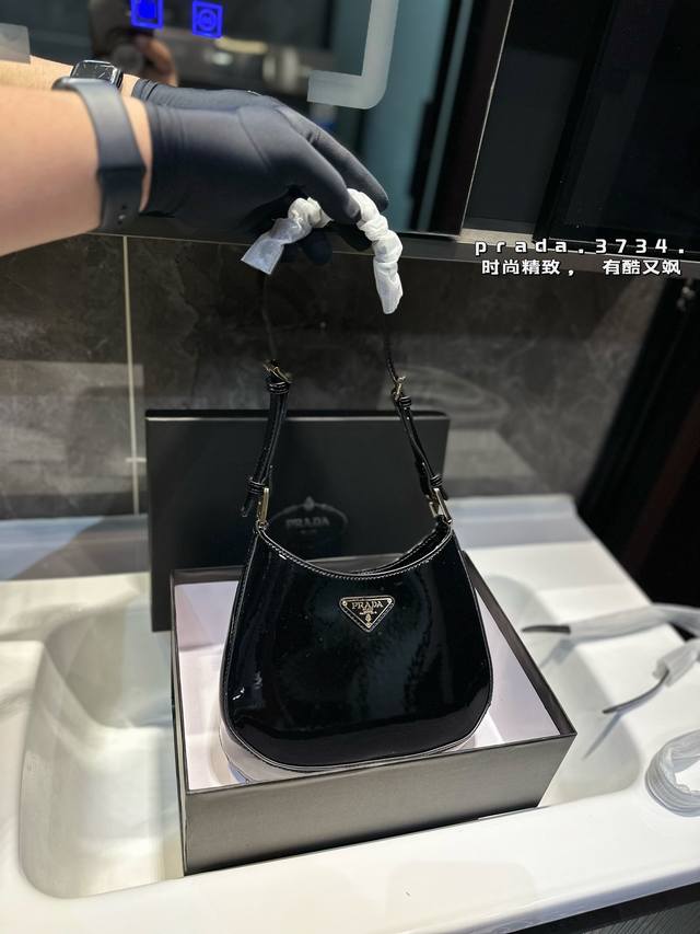 礼盒包装 太绝了 Prada21S S黑色光面皮腋下包 Prada的尼农腋下包我一直没有入，想买皮质的。看到代购发这款的一瞬间就心动了，光面皮真的很美！ 包内是