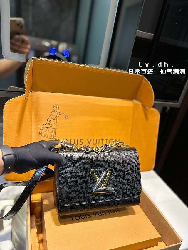 礼盒包装 Lv Twist 水波纹 链条包轻松演绎复古时髦包型挺阔，简约而不简单不需要过多的装饰，日常搭配西装和t恤，就能将高级感体现的淋漓尽致！尺寸23.17