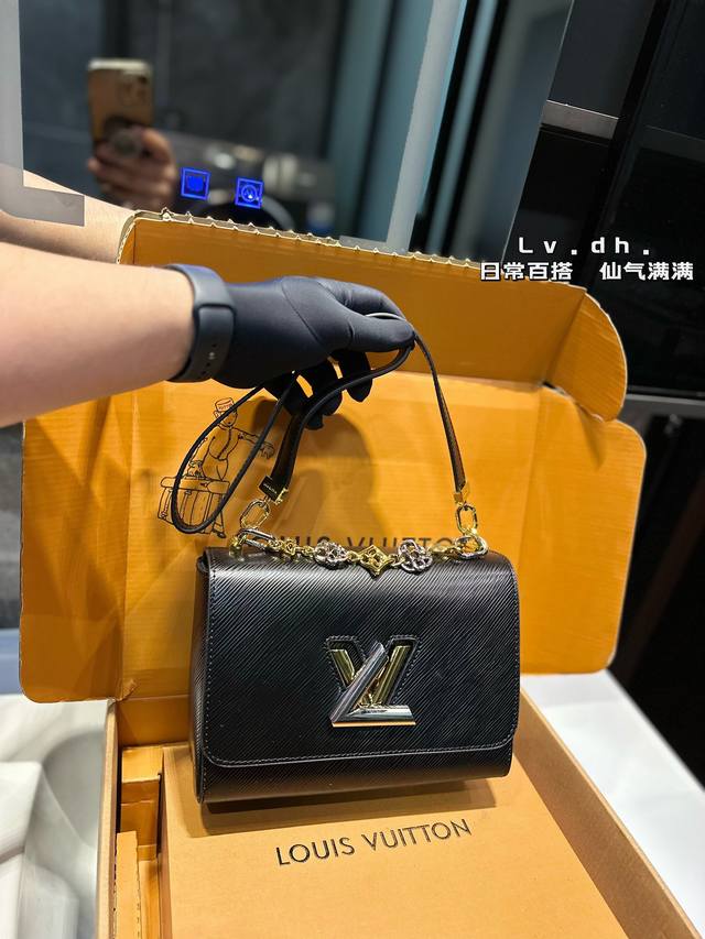 礼盒包装 Lv Twist 水波纹 链条包轻松演绎复古时髦包型挺阔，简约而不简单不需要过多的装饰，日常搭配西装和t恤，就能将高级感体现的淋漓尽致！尺寸23.17