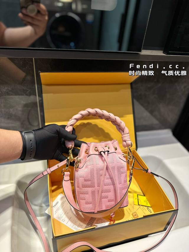 礼盒包装 ｜Fendi Mon Tresor小号水桶手袋 年米兰时装周街拍中，潮人们背的最多的包包大概就是fendi芬迪的这款水桶包了。配有抽绳和fend金属标