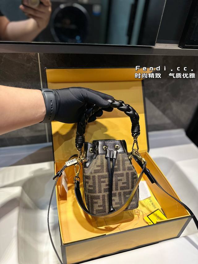 礼盒包装 ｜Fendi Mon Tresor小号水桶手袋 年米兰时装周街拍中，潮人们背的最多的包包大概就是fendi芬迪的这款水桶包了。配有抽绳和fend金属标