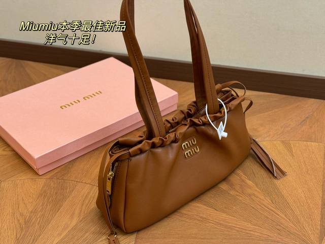 配盒 Size：32*17Cm 今年miumiu赢麻了 难得碰见有这只饺子包 甜飒酷女总裁值得拥有！ Miumiu太懂少女心啦